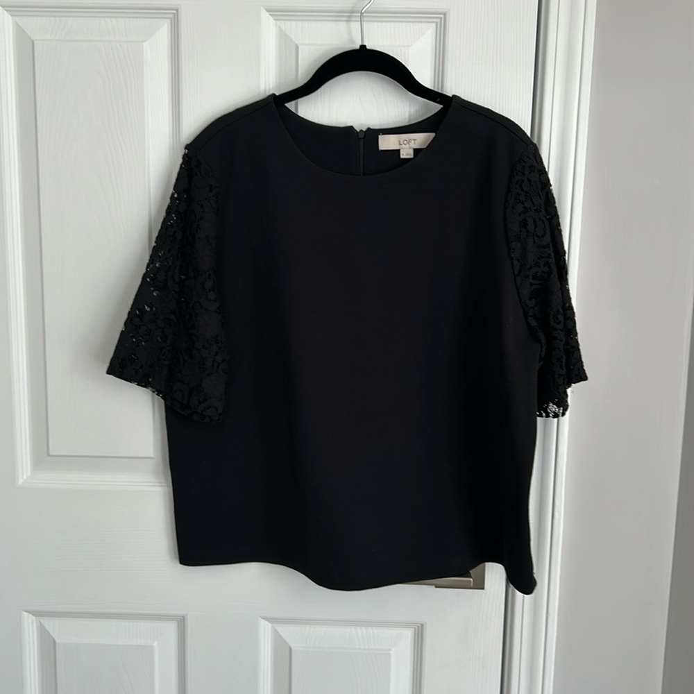 Loft Xl lace s/s sleeves. Textured top. Back 3/4 zipper.